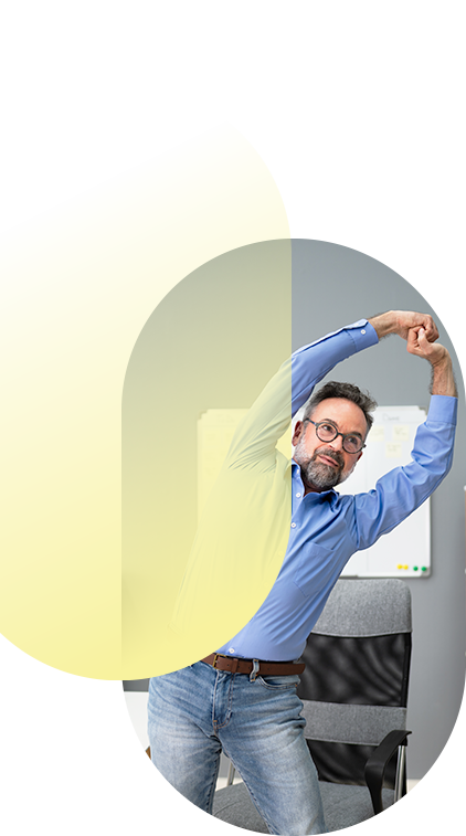 Séance de yoga au bureau pour éviter les troubles musculosquelettiques (TMS)