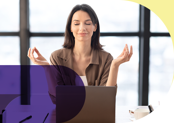 Séance de yoga au bureau pour éviter le stress
