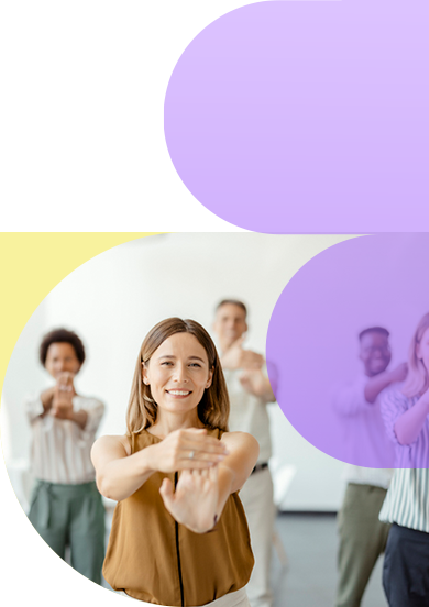 Séance de yoga au bureau pour éviter les troubles musculosquelettiques (TMS)